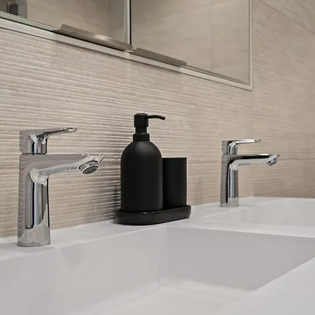 Chic 80sqm Luxe Apt - Heart Of City