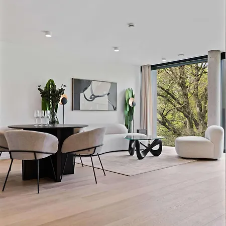 Chic 80sqm Luxe Apt - Heart Of City *
