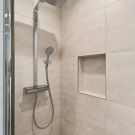 Chic 80sqm Luxe Apt - Heart Of City Apartment