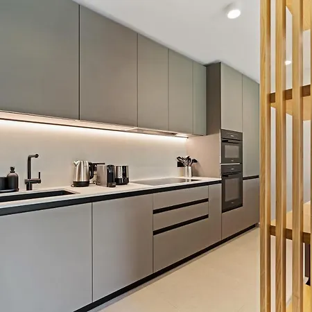 Chic 80sqm Luxe Apt - Heart Of City