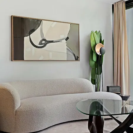 Chic 80sqm Luxe Apt - Heart Of City Apartment