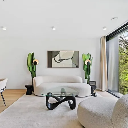 Chic 80sqm Luxe Apt - Heart Of City Apartment